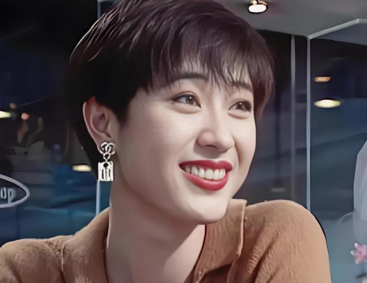 港圈短发美女_短发造型经典女星_短发女明星机场